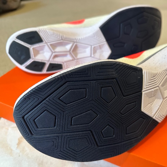 Nike Vaporfly 4% Flyknit Running Shoes. Mens 10.5/Womens 12. NWOT - Picture 5 of 7